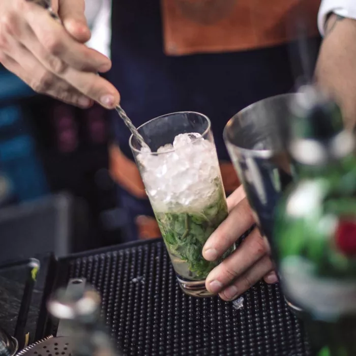 Barman maakt cocktail