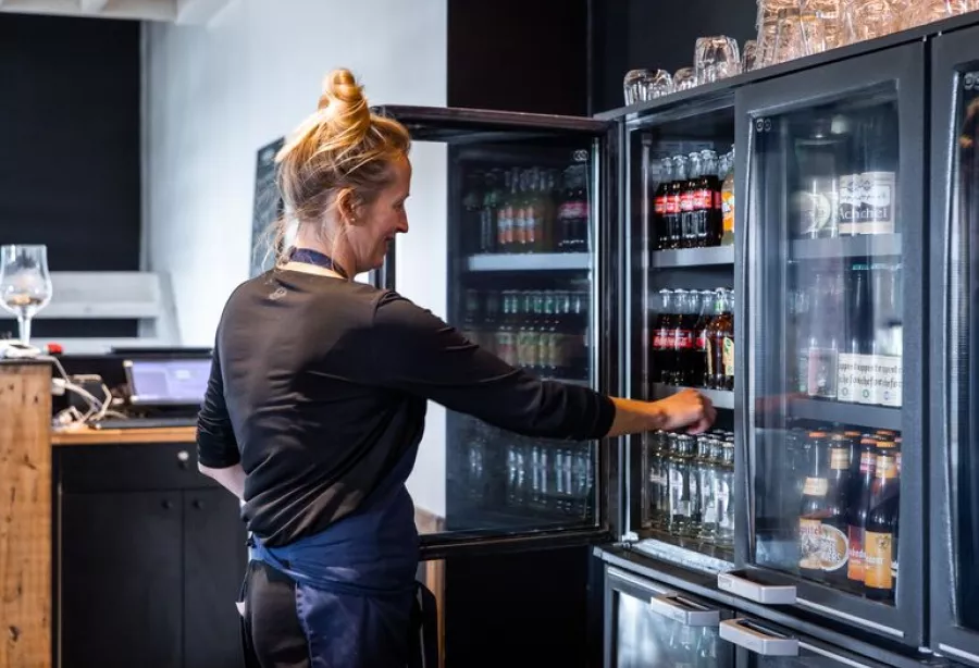 Vrouw zet producten goed in barkoeling